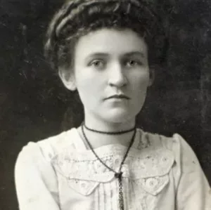 Portrait of a woman in Victorian dress